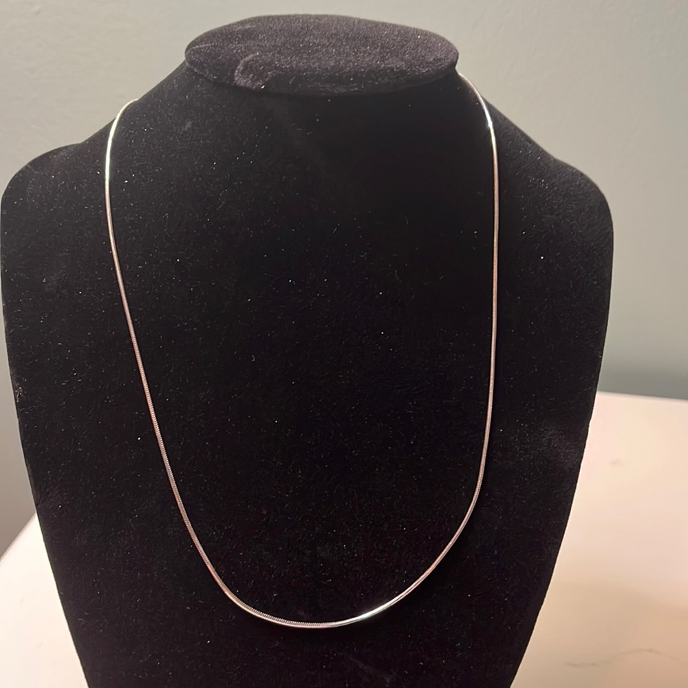 N7. Sterling Silver necklace. - Picture 1 of 3